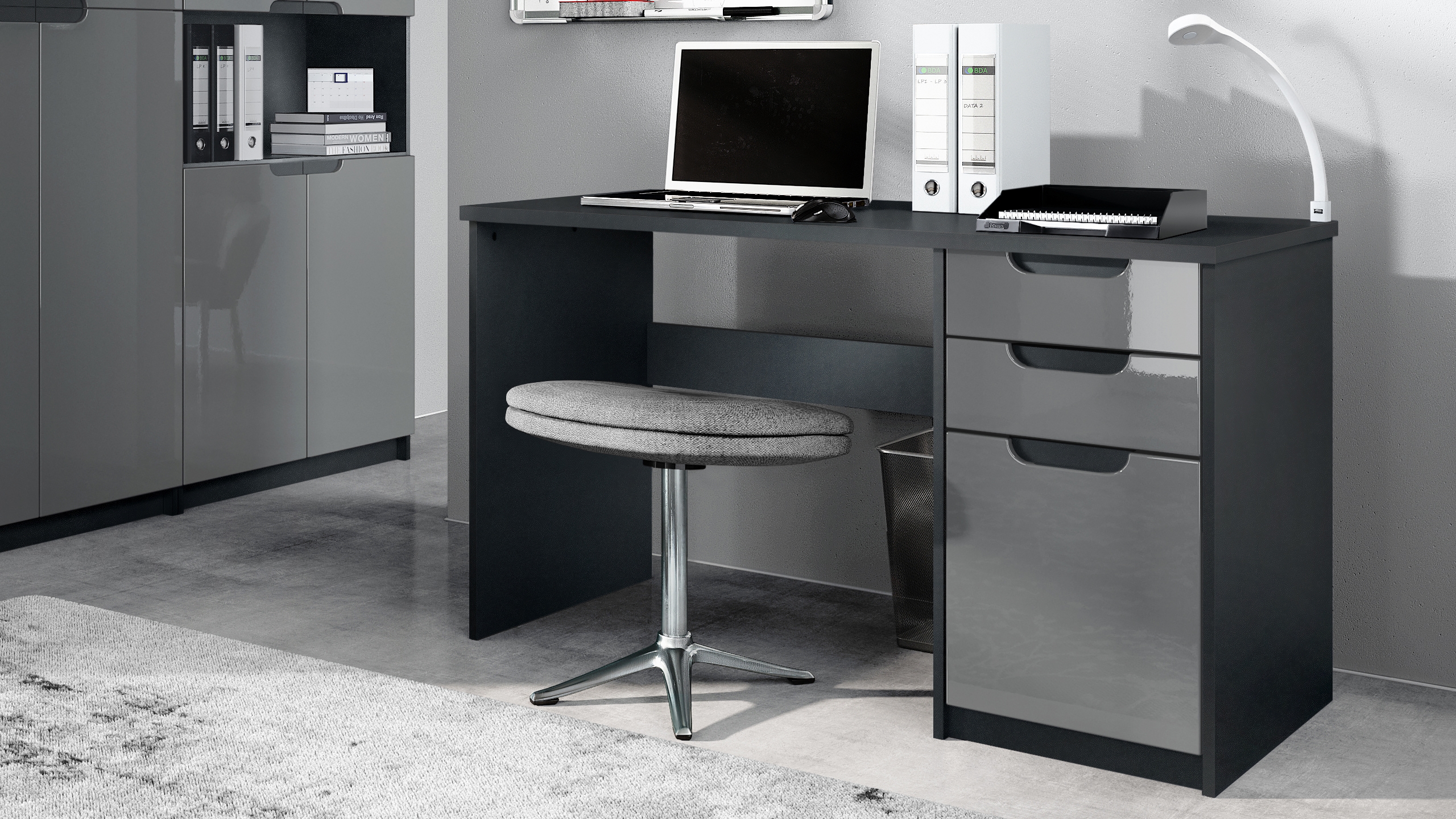 Schreibtisch Logan mit 2 Schubladen und 1 Tür Schwarz matt/Grau Hochglanz (129 x 76 x 60 cm)