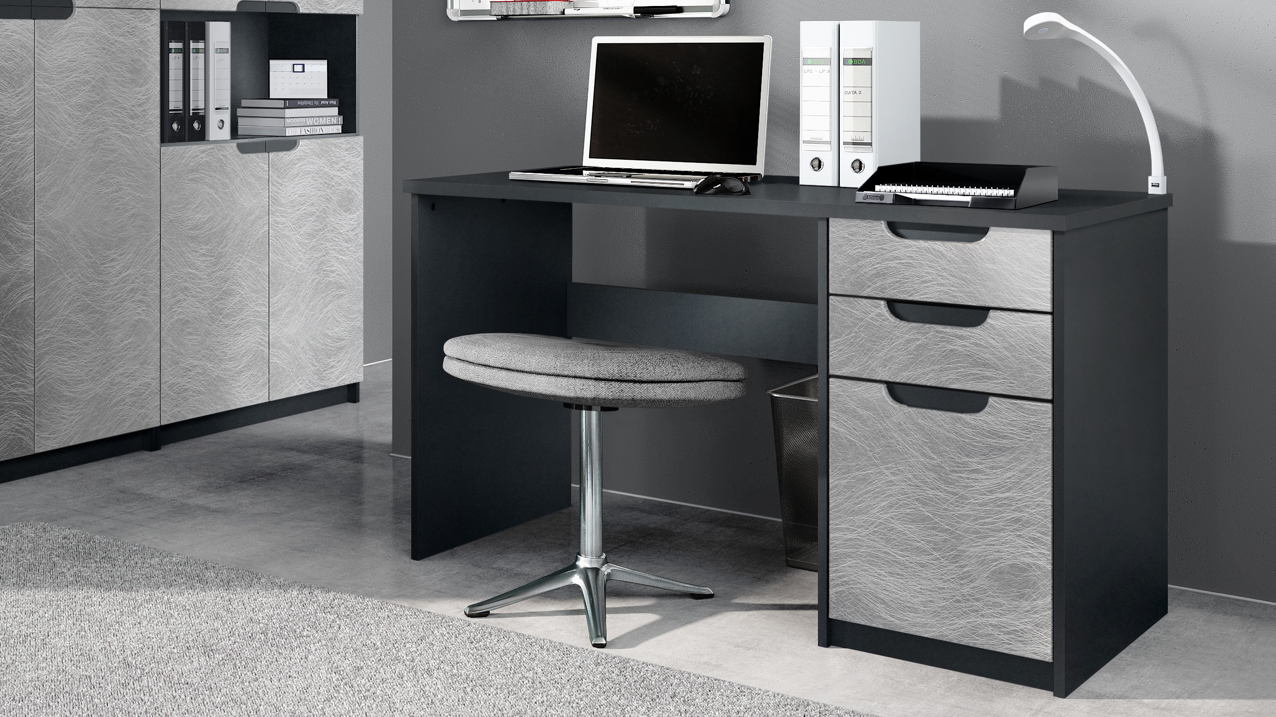Schreibtisch Logan mit 2 Schubladen und 1 Tür Schwarz matt/Scratchy Metal (129 x 76 x 60 cm)