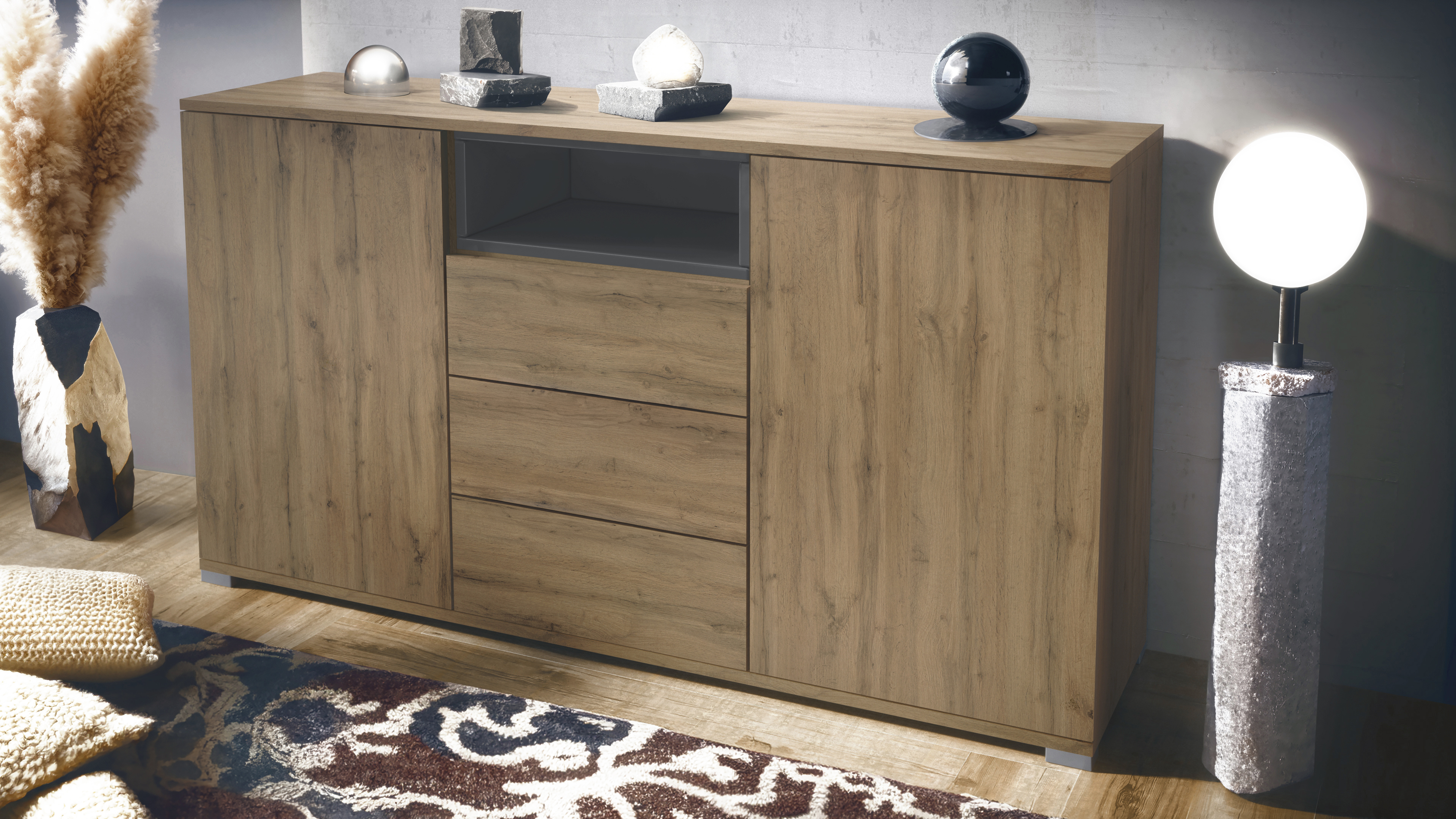 Skadu V2 Sideboard Eiche Evoke mit 2 Türen, 3 Schubladen und 1 offenem Fach Eiche Evoke/Grau Hochglanz (138,5 x 75,5 x 35 cm)