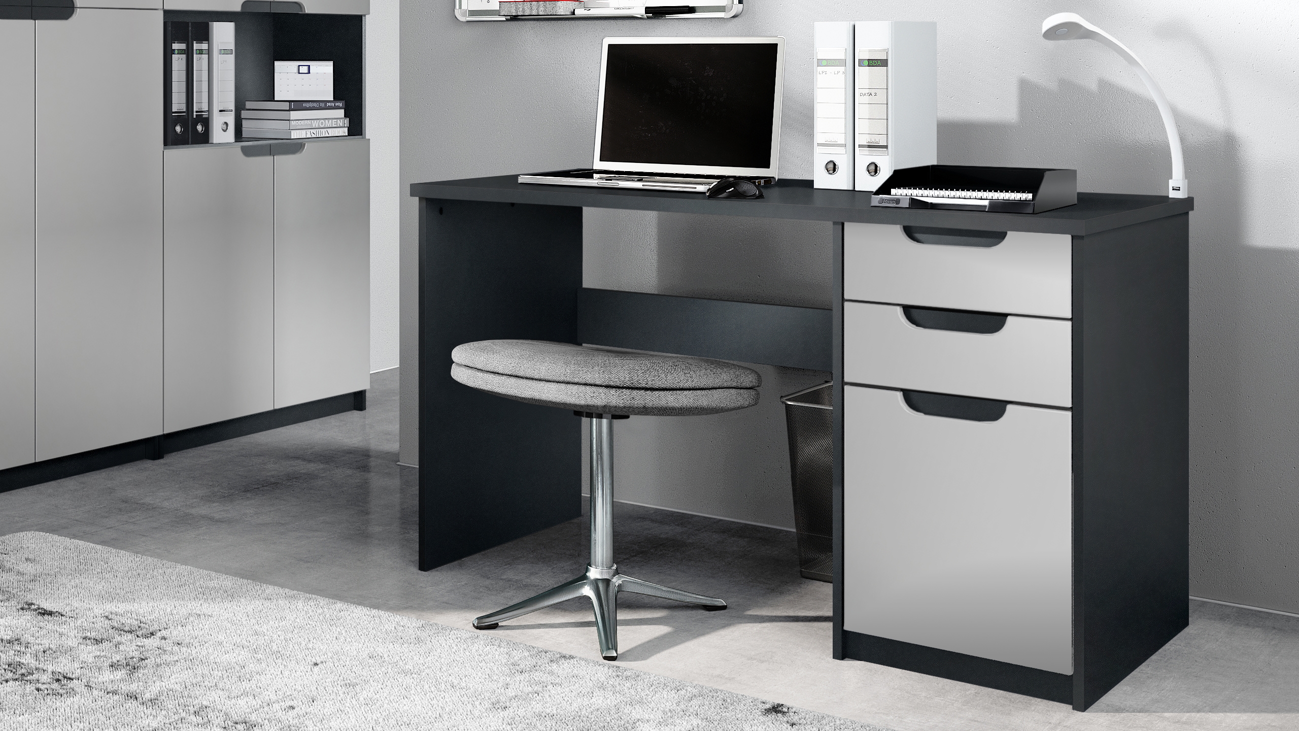 Schreibtisch Logan mit 2 Schubladen und 1 Tür Schwarz matt/Hellgrau seidenmatt (129 x 76 x 60 cm)